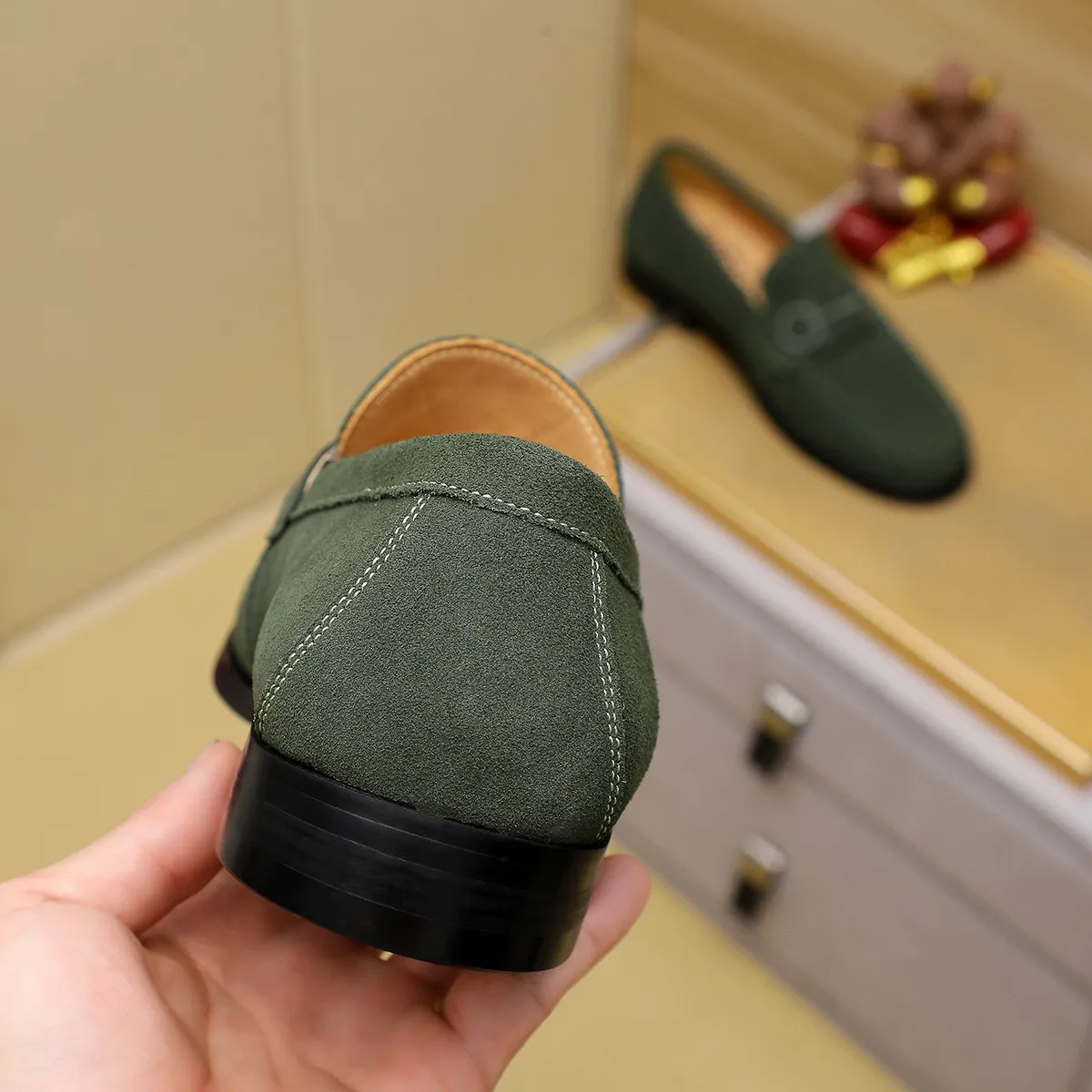 Men's shoes 💰460 🔥 Ferragamo new men's casual slip-on shoes 🇨🇳 Official website original 1:1 mold, original quality 💯 fine workmanship, high-end luxury ☘ The upper is made of imported Italian first-layer cowhide 🌴 Luxurious water dyeing 🐂 Leather lining 🍓 Rubber wear-resistant and non-slip outsole, breathable and comfortable to wear 🍍 The first choice for high-taste men, color optional! Code number 38-44 (45.46. Customized)